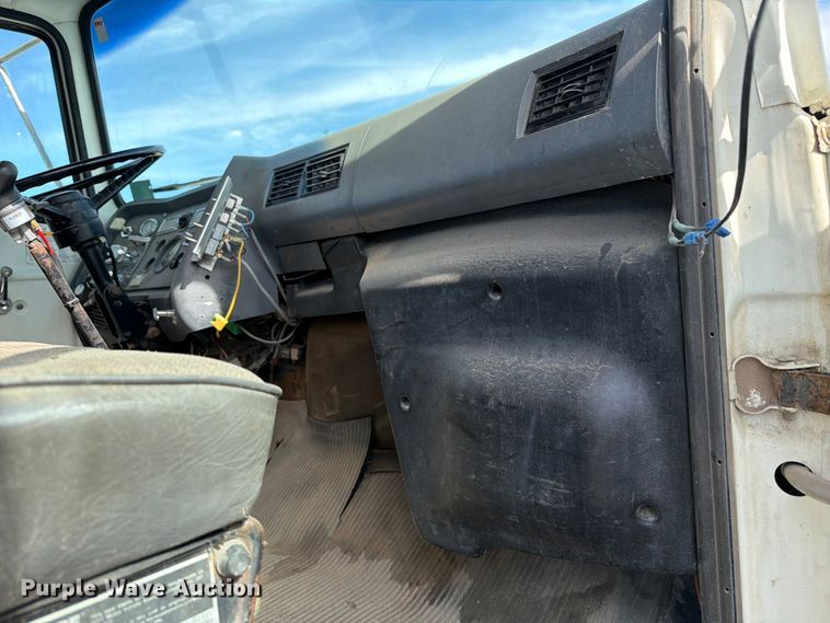 image for item FK0226 1991 Ford LT8000 tank truck