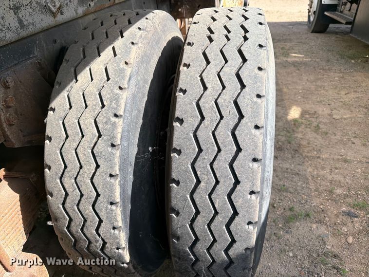 image for item FK0226 1991 Ford LT8000 tank truck