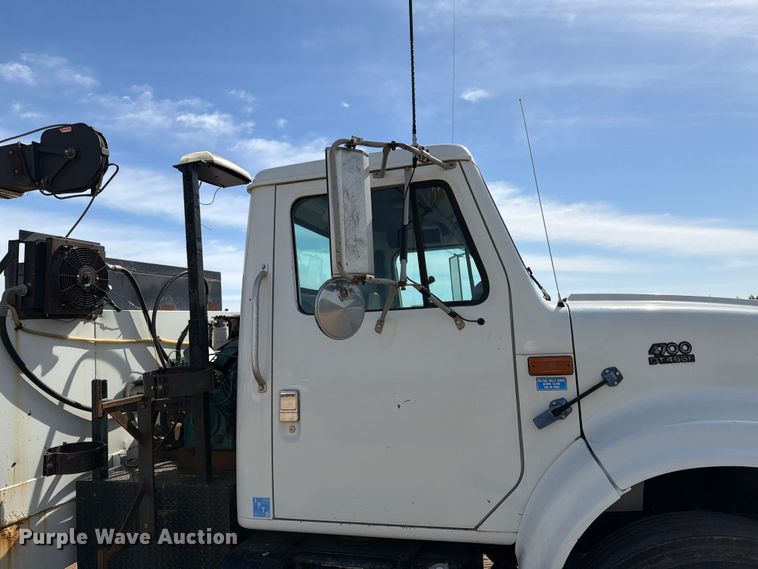 image for item FK0229 1998 International 4700 utility / service truck