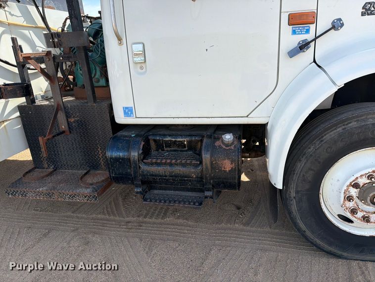 image for item FK0229 1998 International 4700 utility / service truck