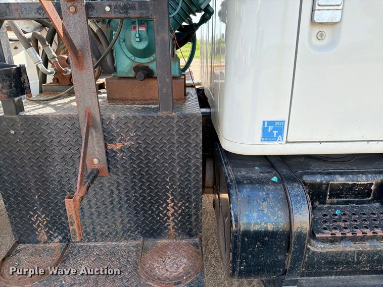 image for item FK0229 1998 International 4700 utility / service truck