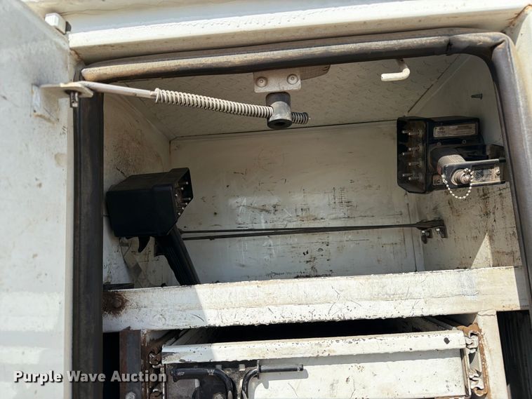 image for item FK0229 1998 International 4700 utility / service truck