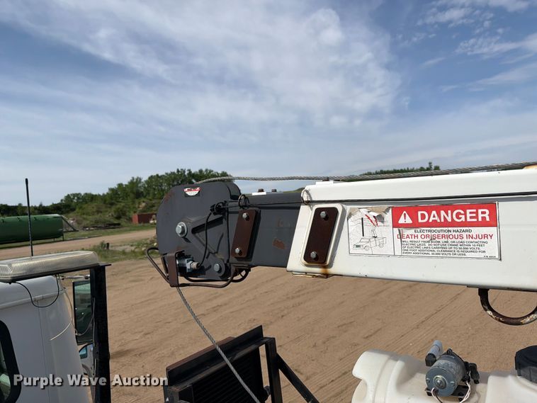 image for item FK0229 1998 International 4700 utility / service truck