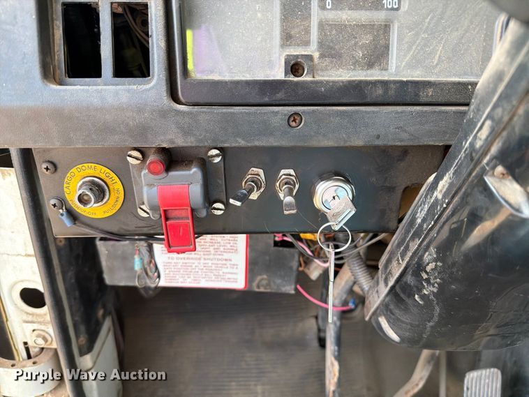 image for item FK0229 1998 International 4700 utility / service truck