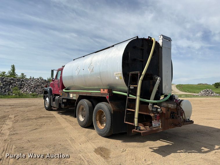 image for item FK0230 1984 International 2575 tank truck