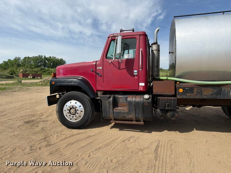 image for item FK0230 1984 International 2575 tank truck