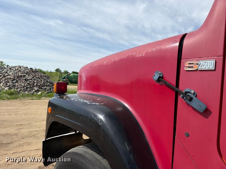 image for item FK0230 1984 International 2575 tank truck