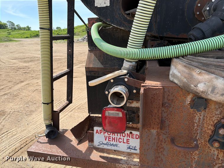 image for item FK0230 1984 International 2575 tank truck