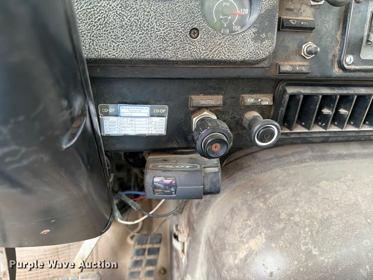 image for item FK0230 1984 International 2575 tank truck