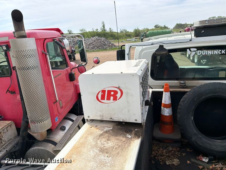 image for item FK0232 2007 International 4200 utility / service truck