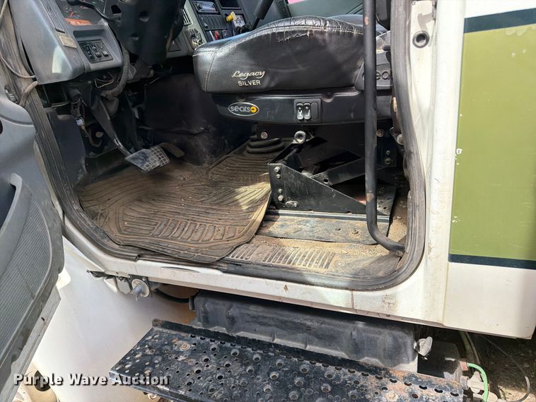 image for item FK0232 2007 International 4200 utility / service truck