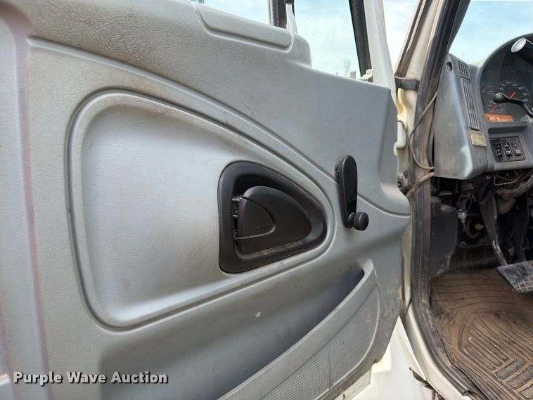 image for item FK0232 2007 International 4200 utility / service truck