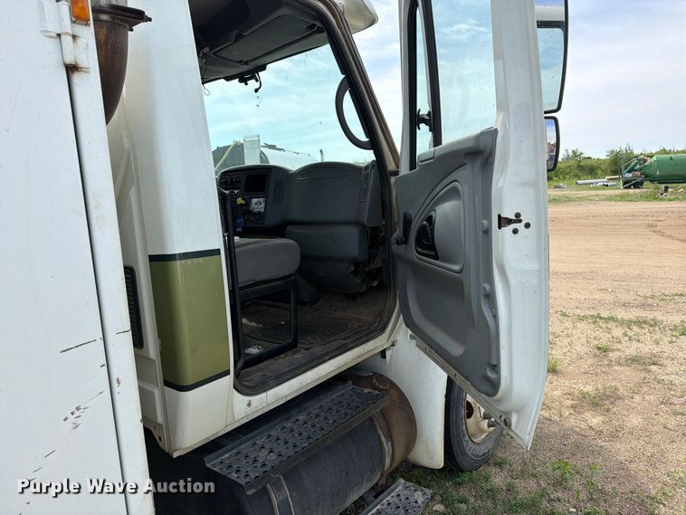 image for item FK0232 2007 International 4200 utility / service truck