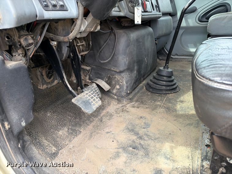 image for item FK0234 2007 International 4200 utility / service truck