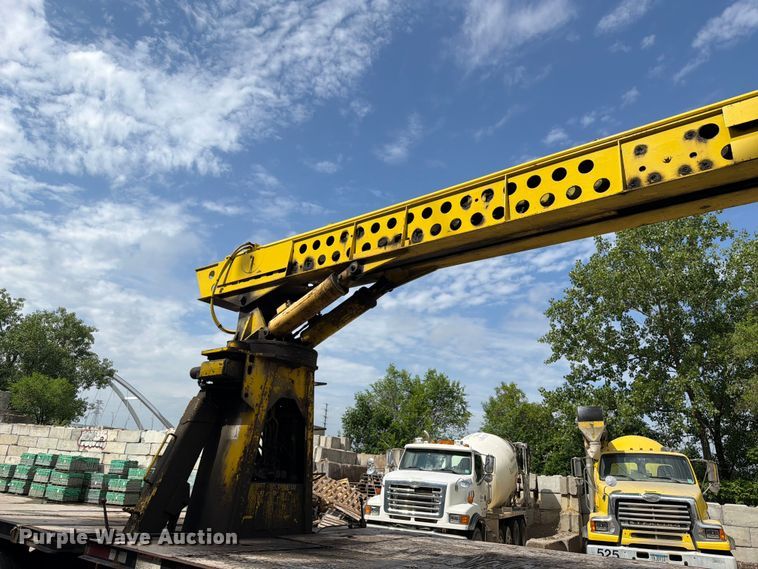 image for item FK0256 2004 Peterbilt 357 crane truck