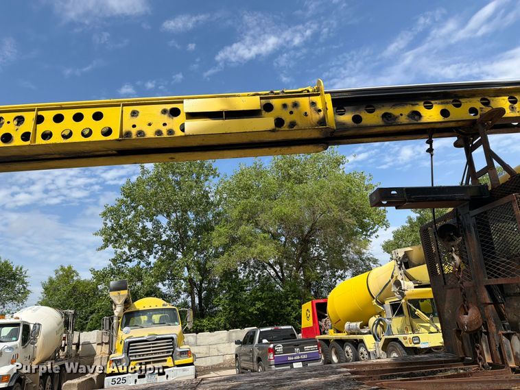 image for item FK0256 2004 Peterbilt 357 crane truck