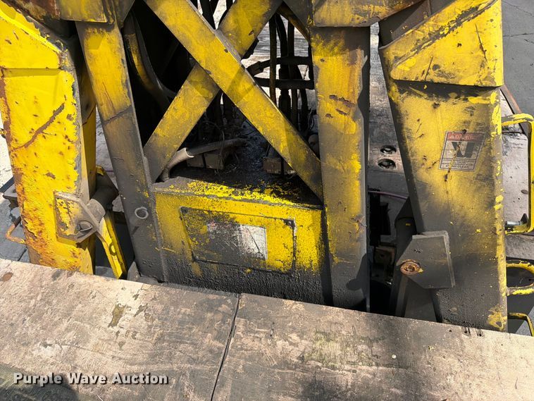 image for item FK0256 2004 Peterbilt 357 crane truck