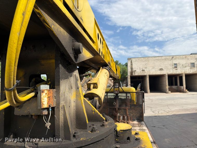 image for item FK0256 2004 Peterbilt 357 crane truck