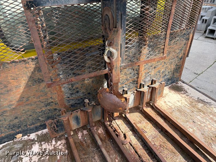 image for item FK0256 2004 Peterbilt 357 crane truck