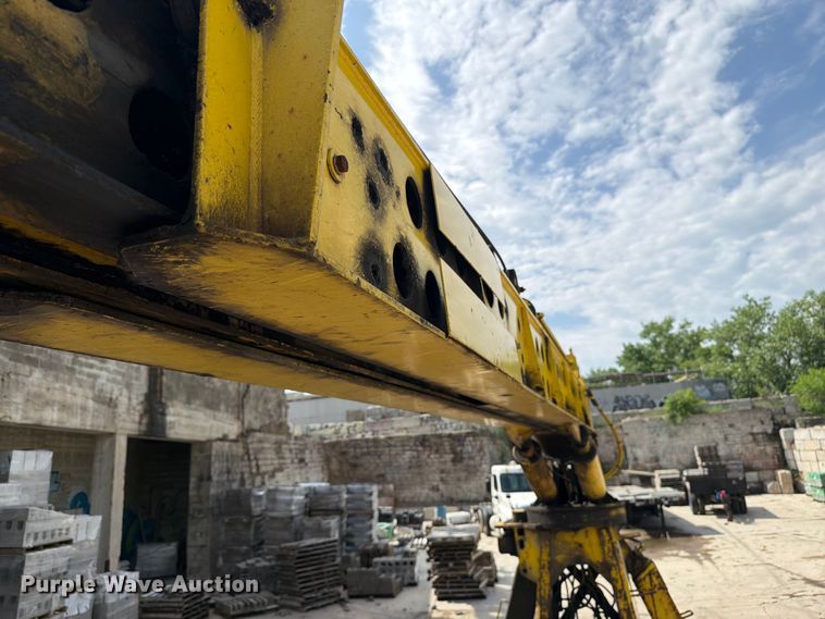 image for item FK0256 2004 Peterbilt 357 crane truck