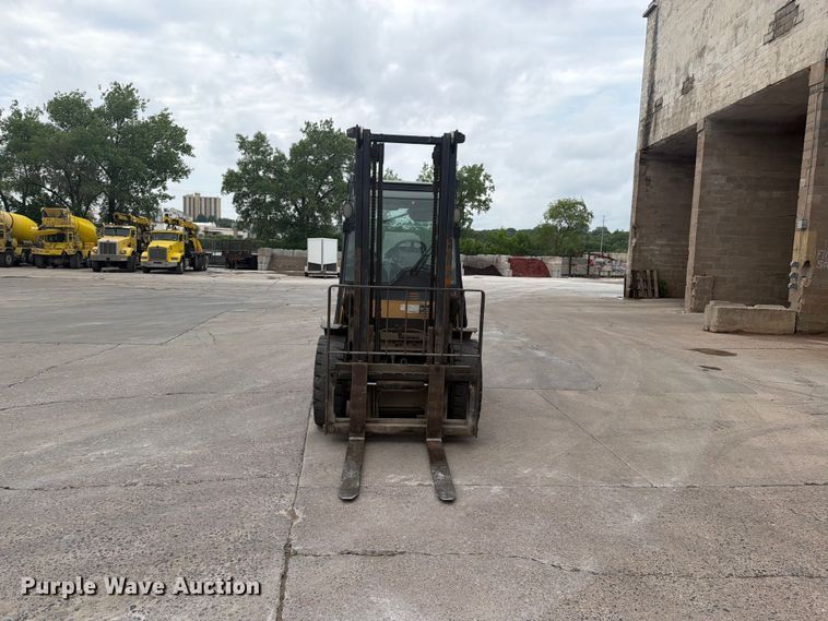 image for item FK0260 Caterpillar forklift
