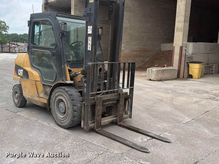 image for item FK0260 Caterpillar forklift