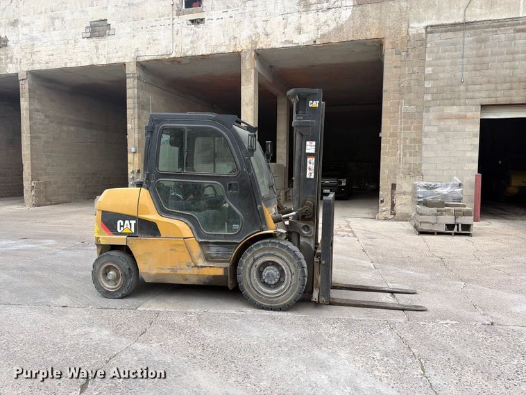 image for item FK0260 Caterpillar forklift
