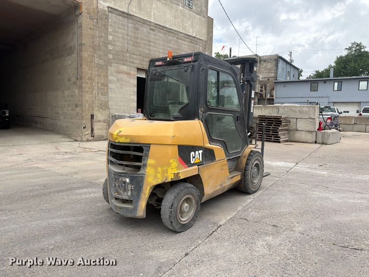 image for item FK0260 Caterpillar forklift