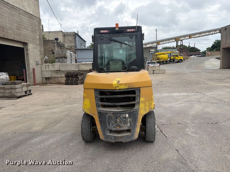 image for item FK0260 Caterpillar forklift