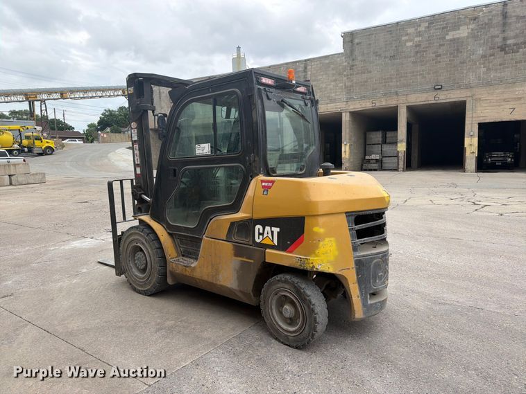 image for item FK0260 Caterpillar forklift
