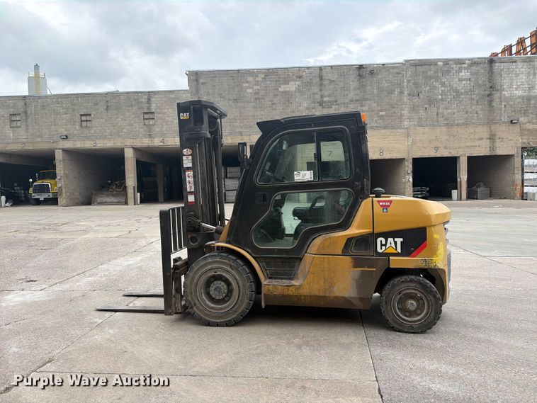 image for item FK0260 Caterpillar forklift