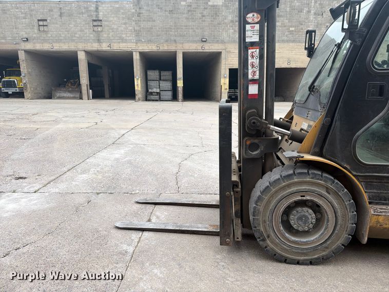 image for item FK0260 Caterpillar forklift