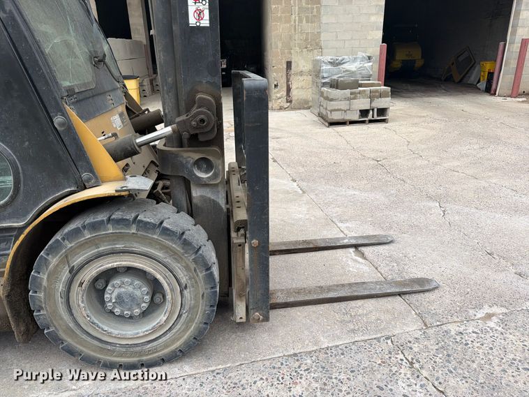 image for item FK0260 Caterpillar forklift