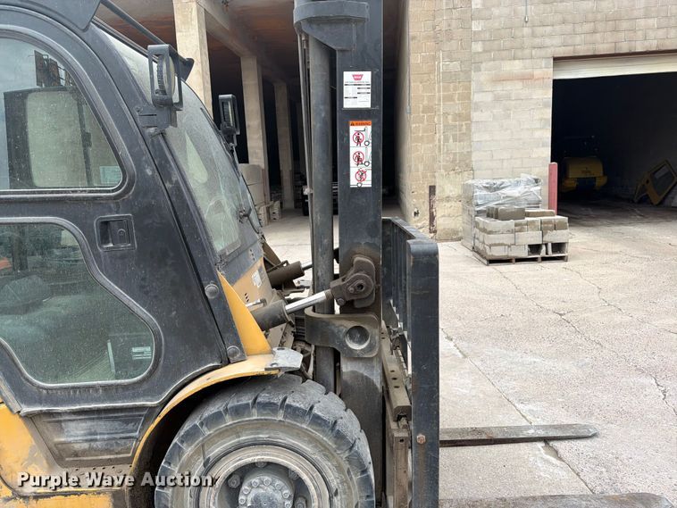 image for item FK0260 Caterpillar forklift