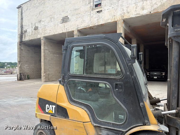 image for item FK0260 Caterpillar forklift