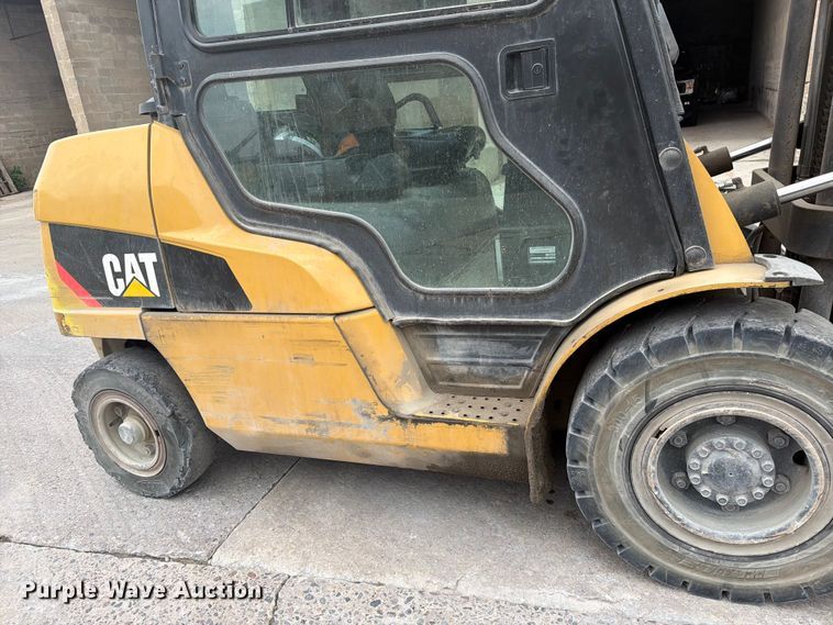 image for item FK0260 Caterpillar forklift