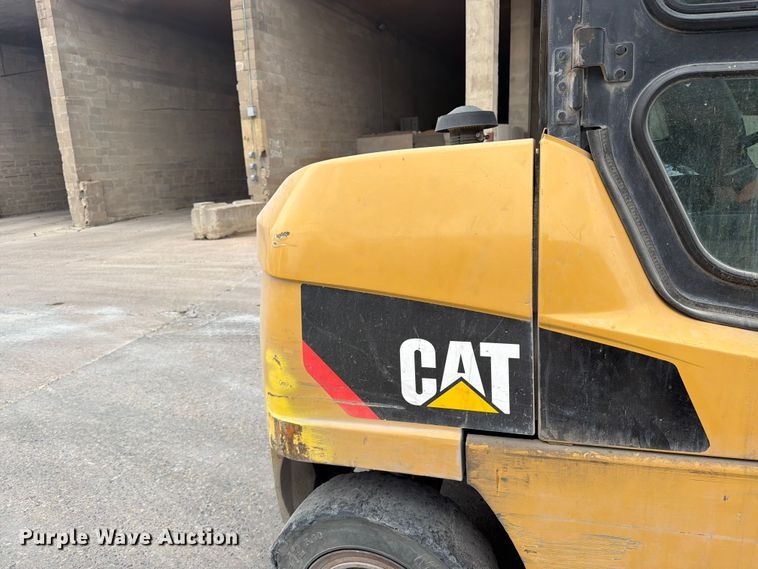 image for item FK0260 Caterpillar forklift