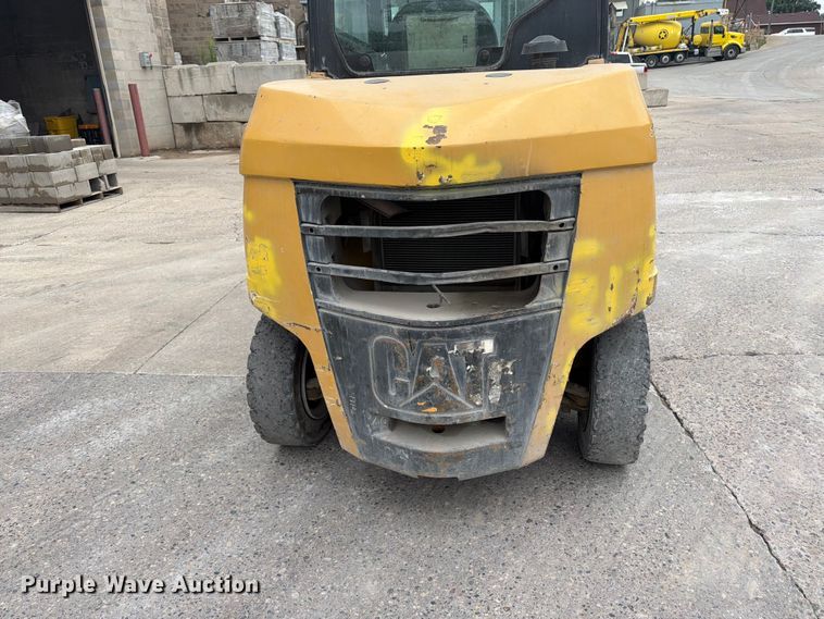 image for item FK0260 Caterpillar forklift