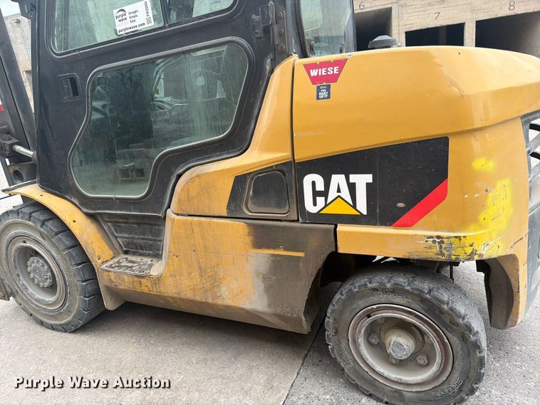 image for item FK0260 Caterpillar forklift