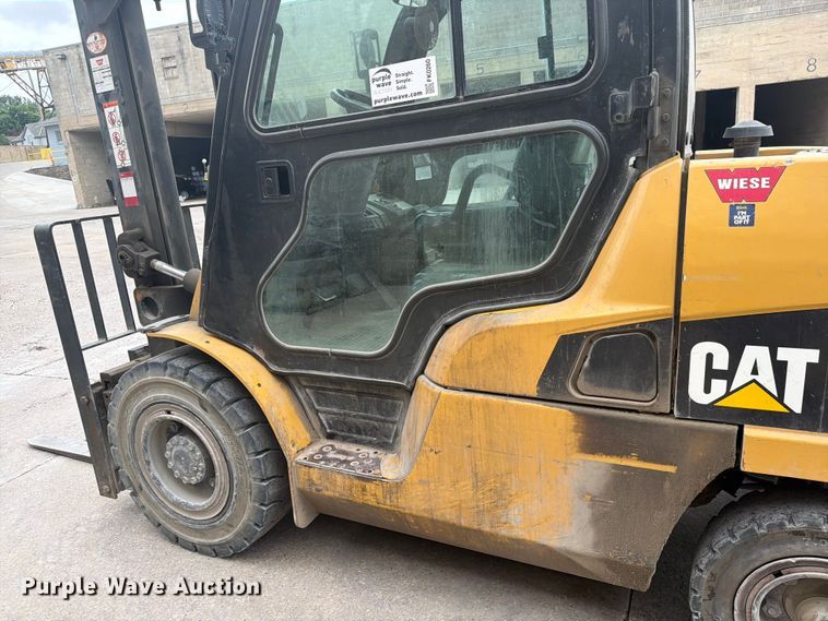 image for item FK0260 Caterpillar forklift