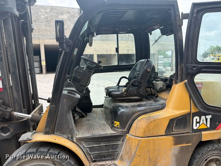 image for item FK0260 Caterpillar forklift