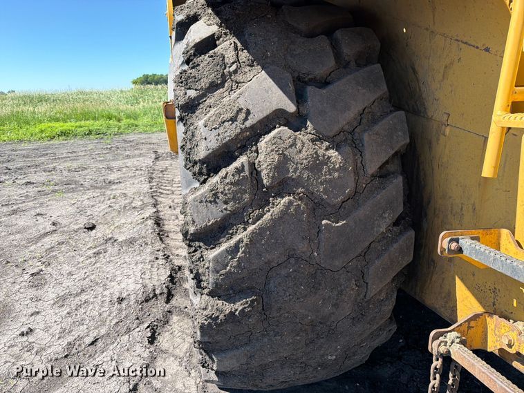 image for item FK0287 2005 Caterpillar 627G scraper