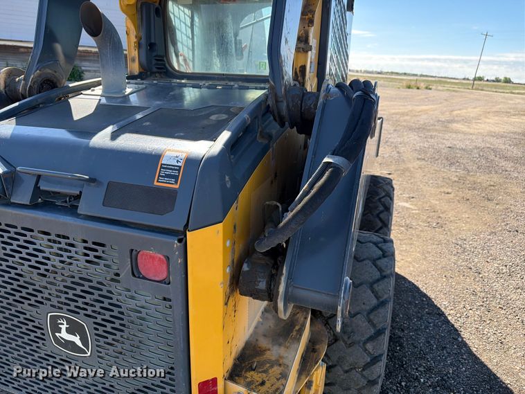image for item FM7529 2021 John Deere 324G skid steer loader