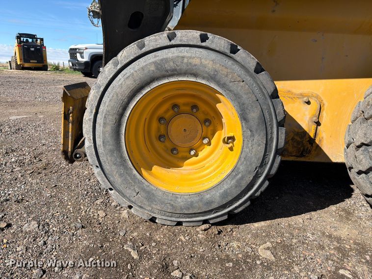 image for item FM7529 2021 John Deere 324G skid steer loader