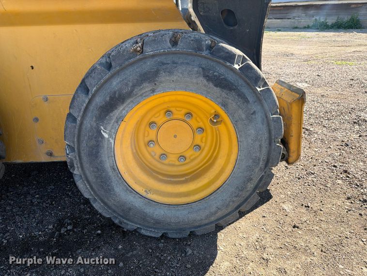image for item FM7529 2021 John Deere 324G skid steer loader