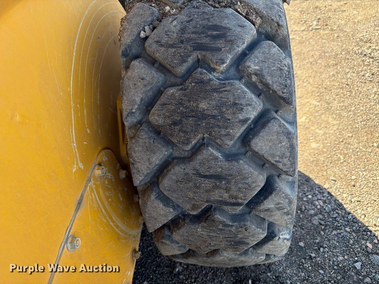 image for item FM7529 2021 John Deere 324G skid steer loader