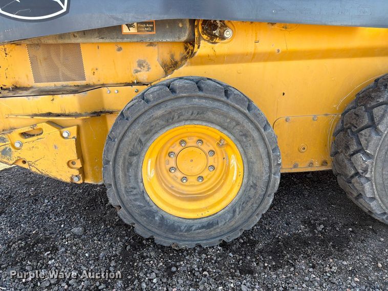 image for item FM7529 2021 John Deere 324G skid steer loader