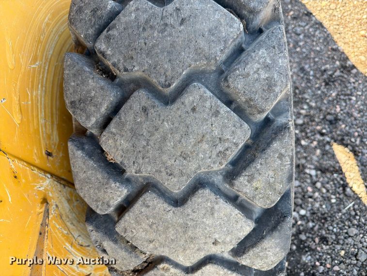 image for item FM7529 2021 John Deere 324G skid steer loader