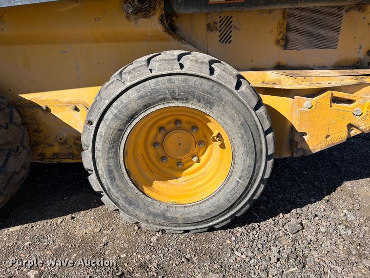 image for item FM7529 2021 John Deere 324G skid steer loader
