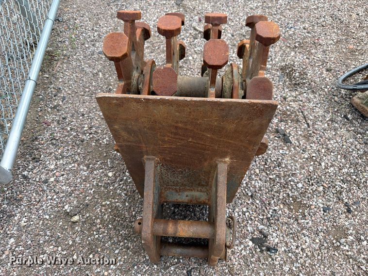 image for item FM7540 2021 John Deere 60G mini excavator